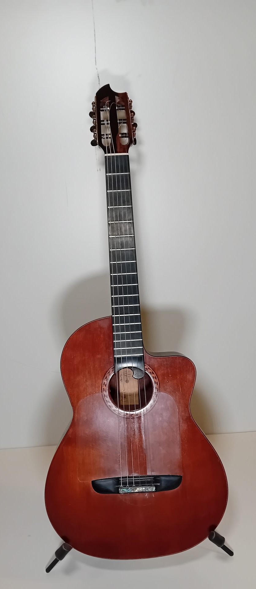 Guitarra cutaway luthier Mario Jiménez transformada sistema Pullaway