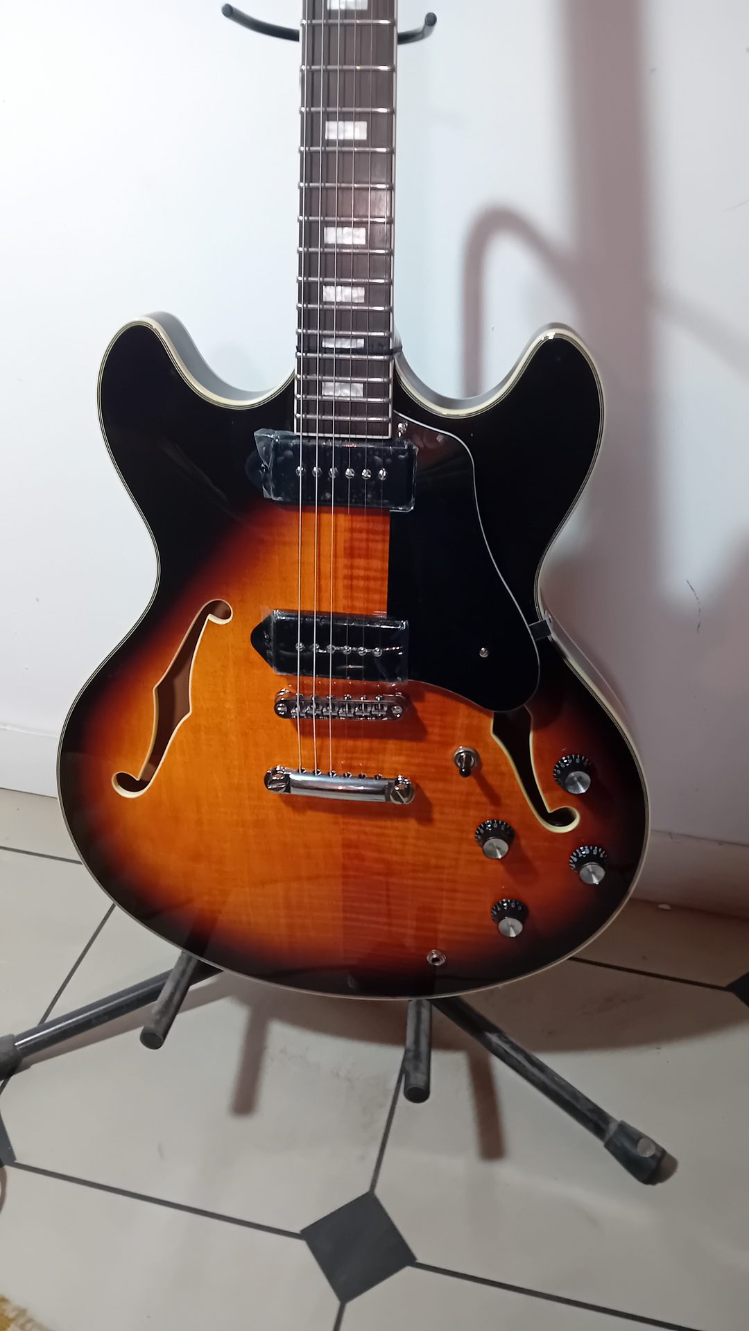 Guitarra jazz transformada sistema Pullaway