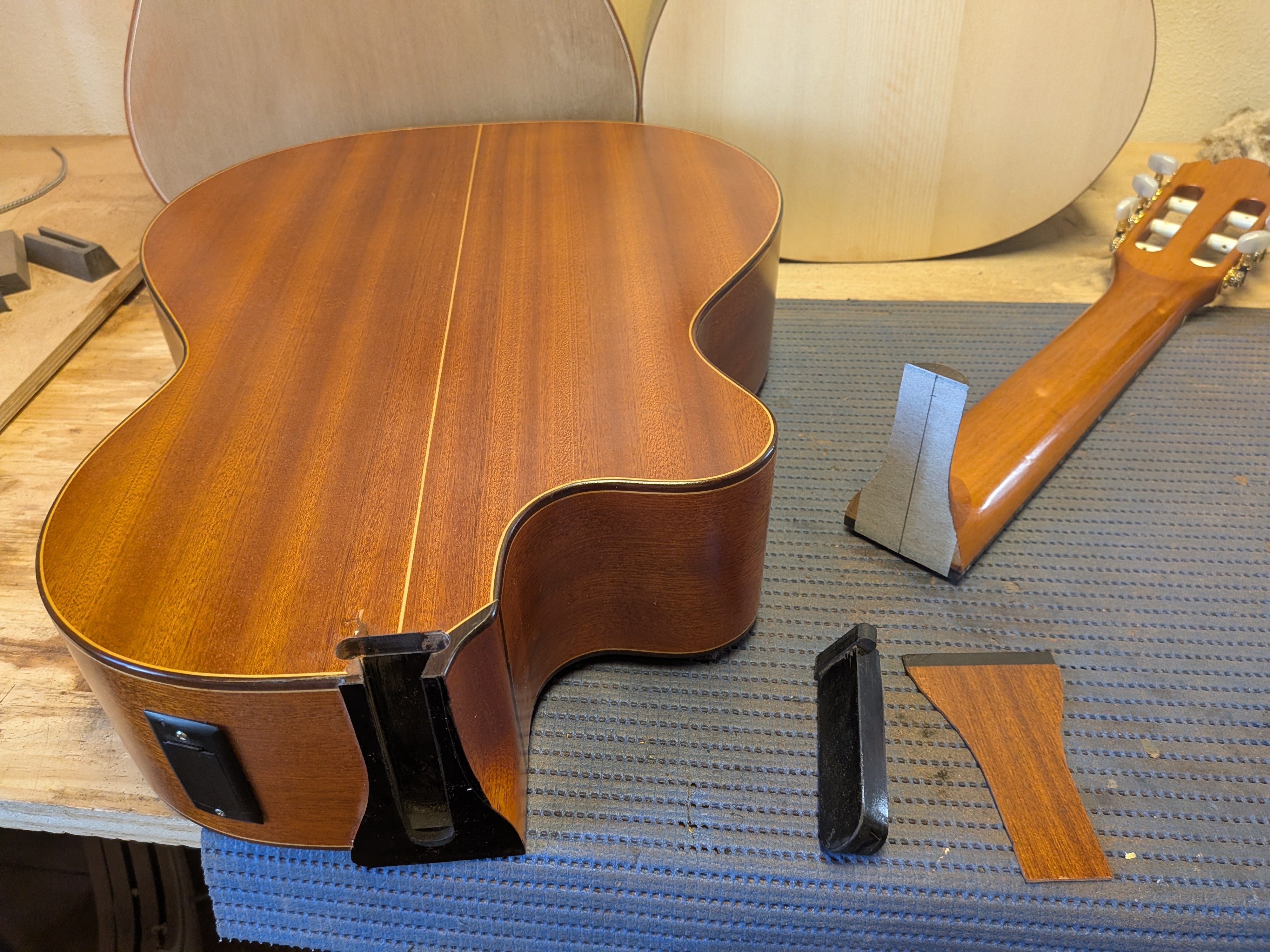 Piezas del encastre del sistema Pullaway separadas sobre la mesa de trabajo