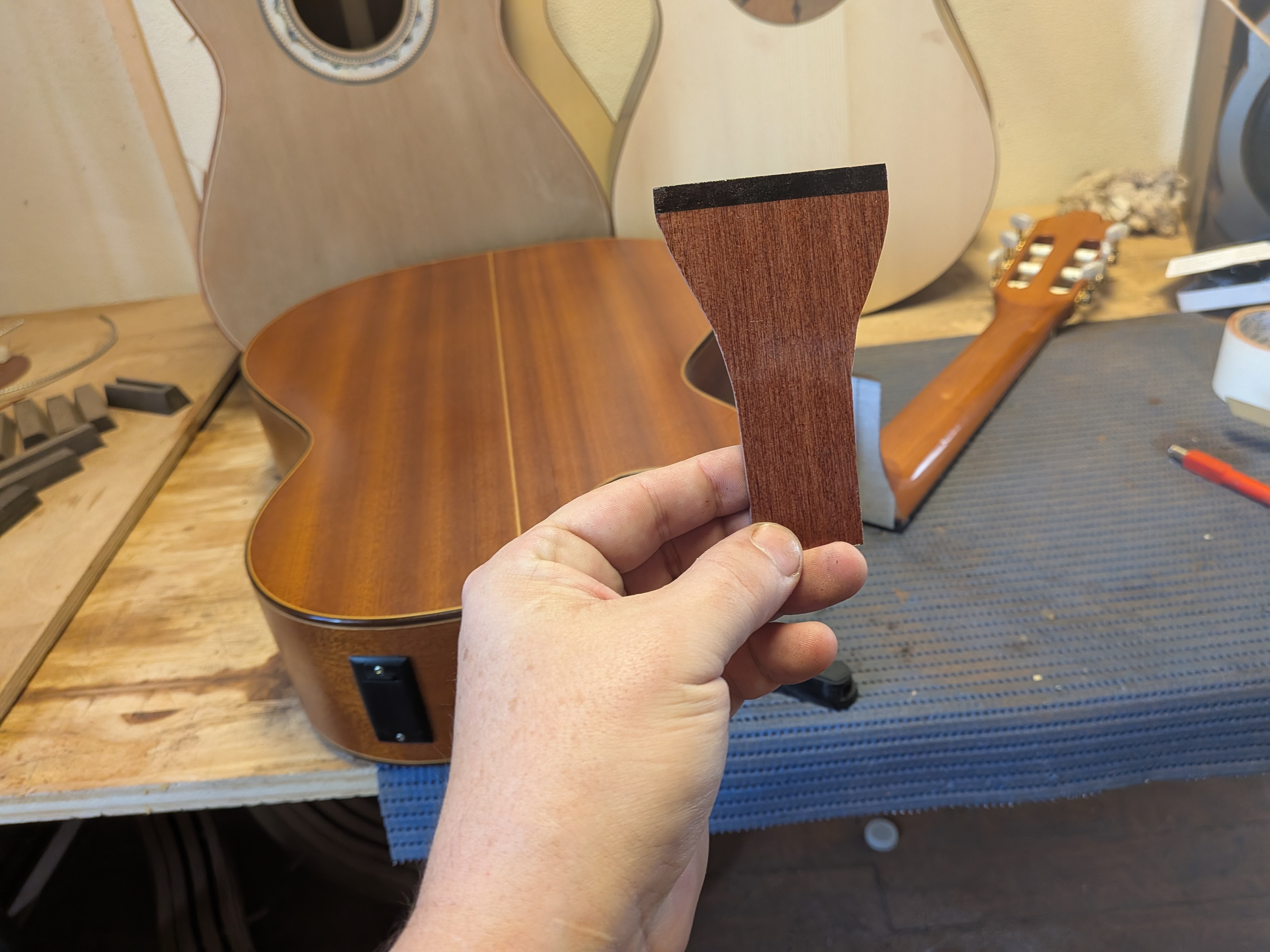 Cuña de madera del encastre que define el ángulo de proyección del mástil