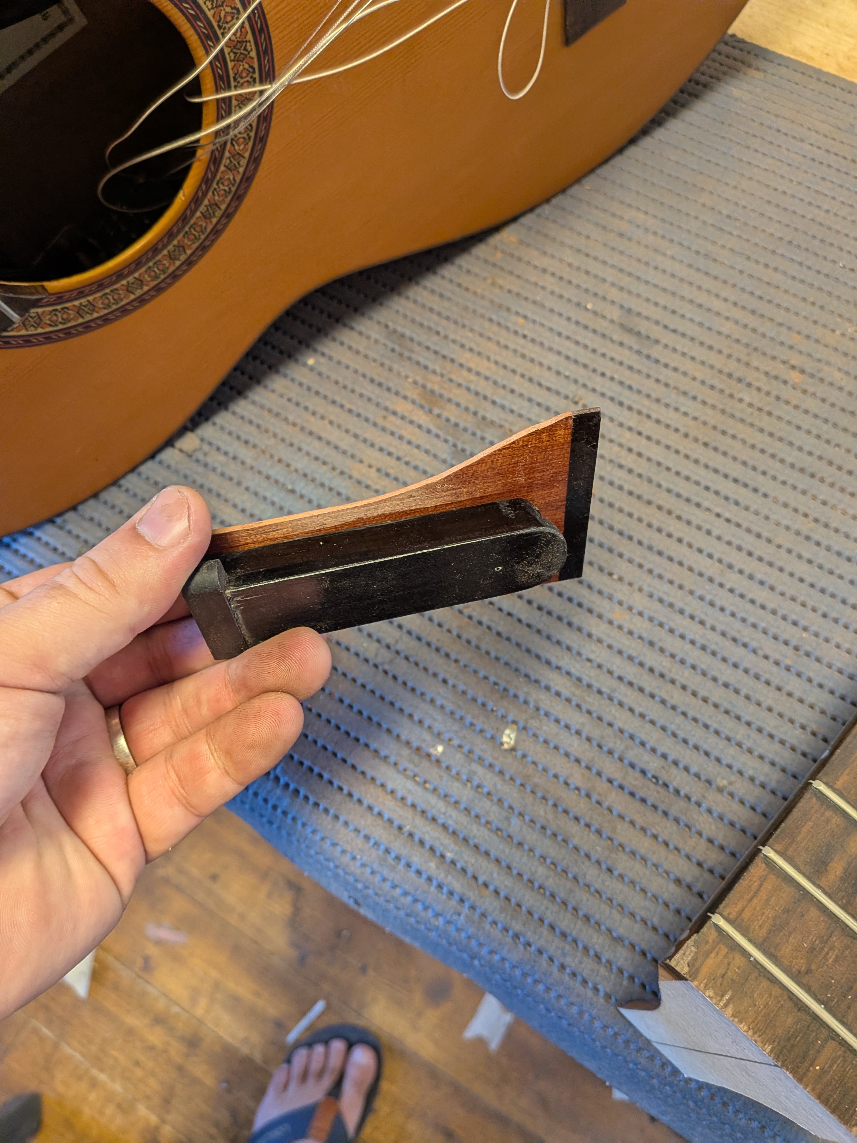 Pieza del encastre junto al cuerpo de la guitarra ya encordada