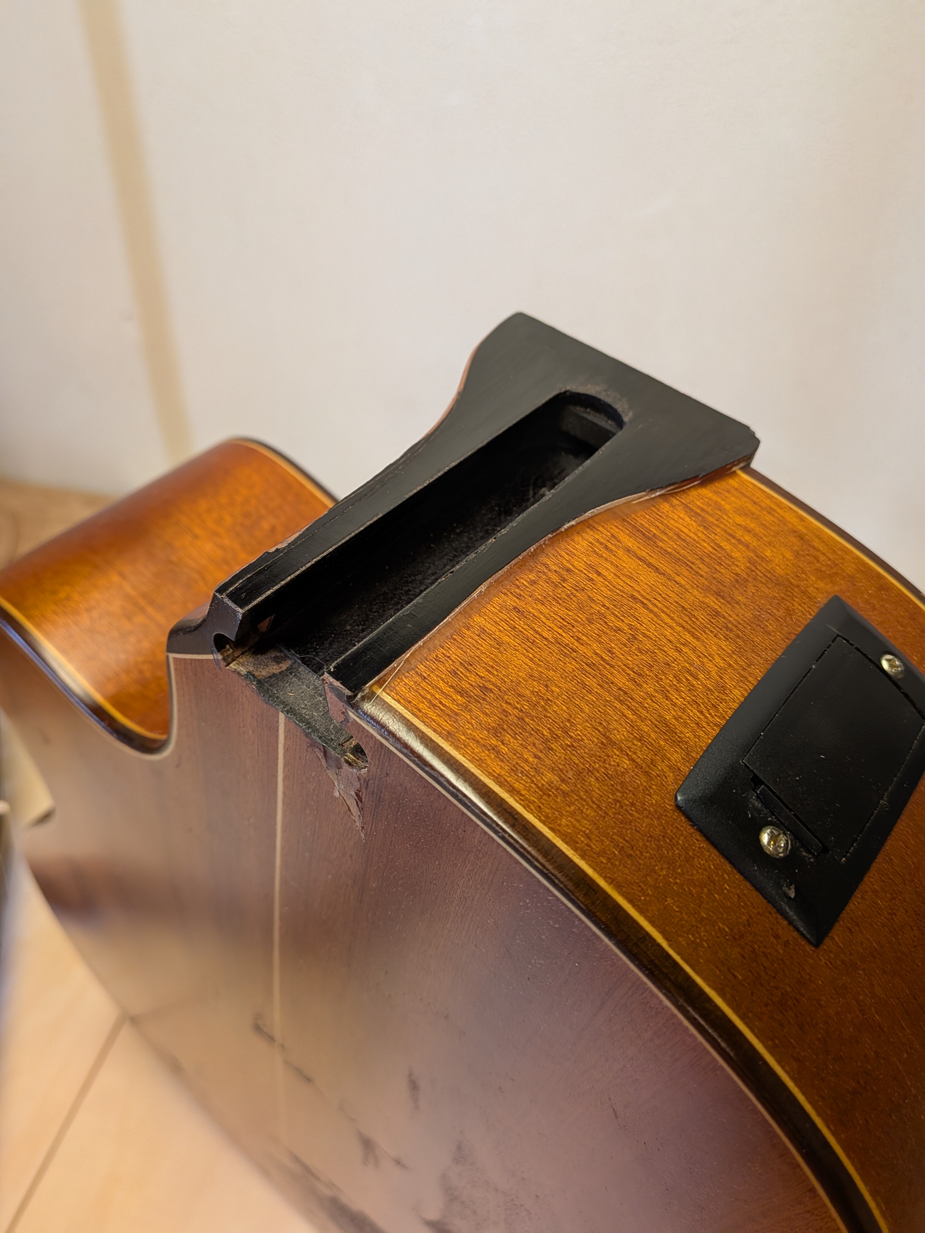 Mortaja del encastre vacía tras retirar el mástil de la guitarra