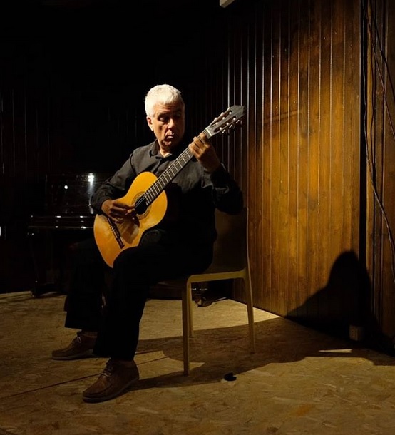 Josep Manzano con guitarra Pullaway