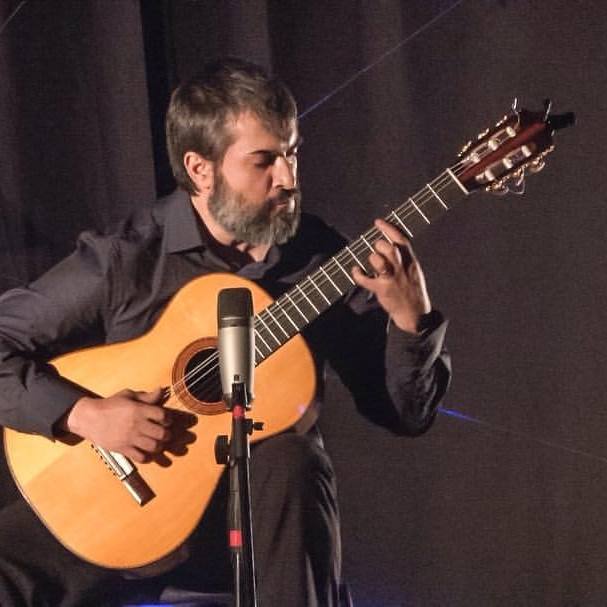 Concertista con guitarra Pullaway NRG Luthier