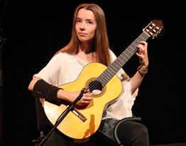 Guitarrista en concierto con guitarra transformada Pullaway