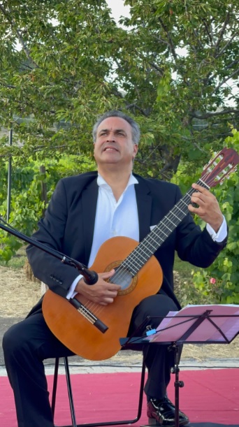 Mauricio Díaz Álvarez – Concertista con guitarra Pullaway transformada