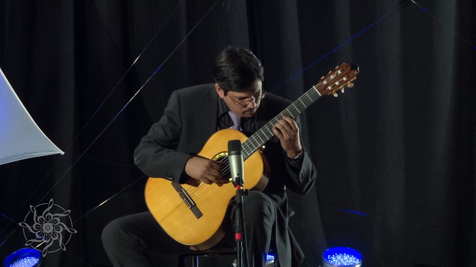 Guitariste classique avec guitare Pullaway transformée