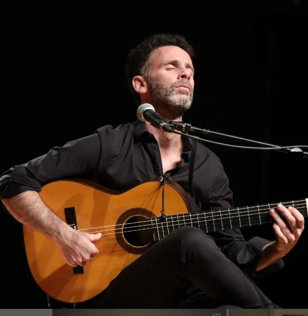 Ofer – Guitariste avec guitare démontable Pullaway