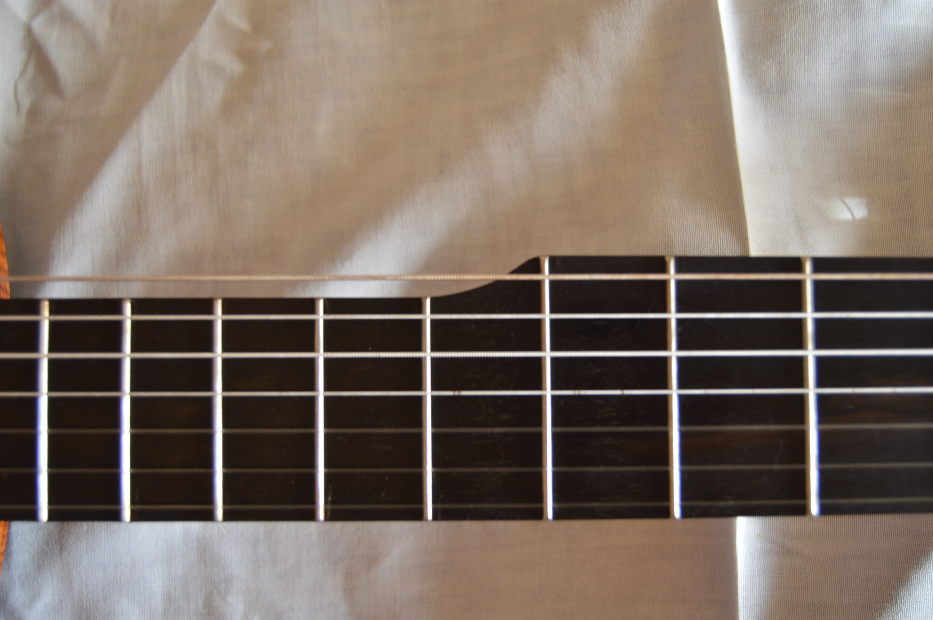 Construction guitare classique artisanale avec système démontable Pullaway