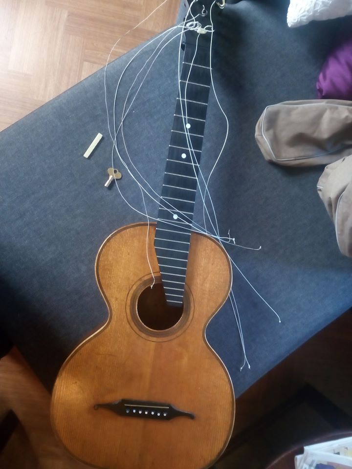 Guitarra desmontable antigua — mástil separado del cuerpo
