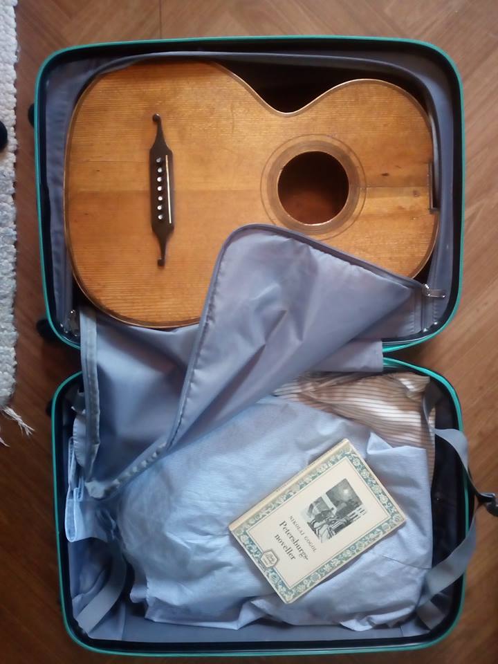 Guitarra desmontable antigua — detalle del mecanismo de mástil