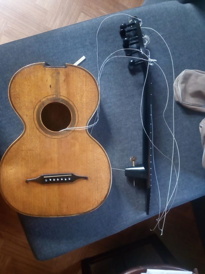 Guitarra de mástil desmontable antigua, siglo XIX