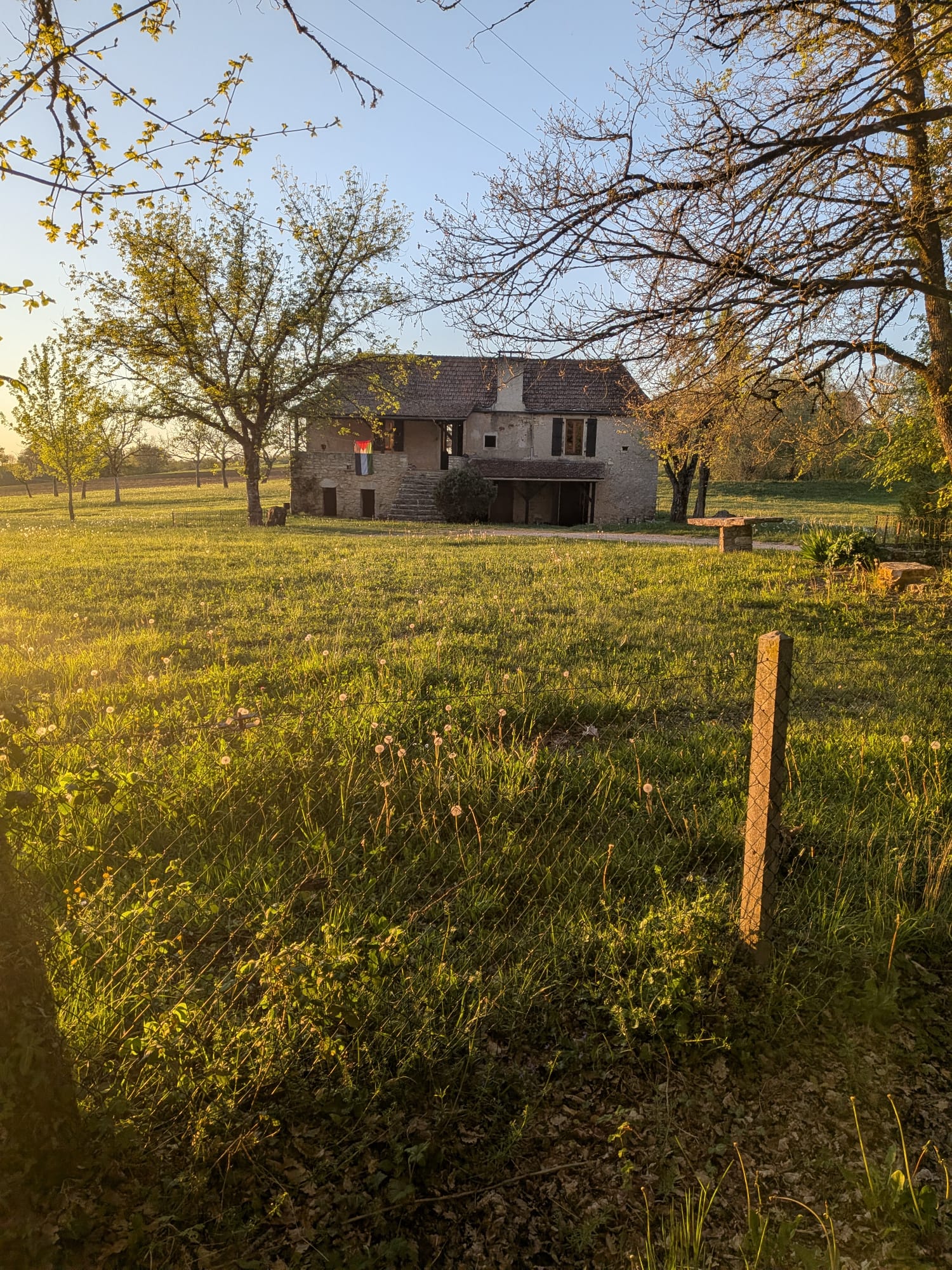 Exterior del atelier NRG Luthier al atardecer, en el campo de Les Arques