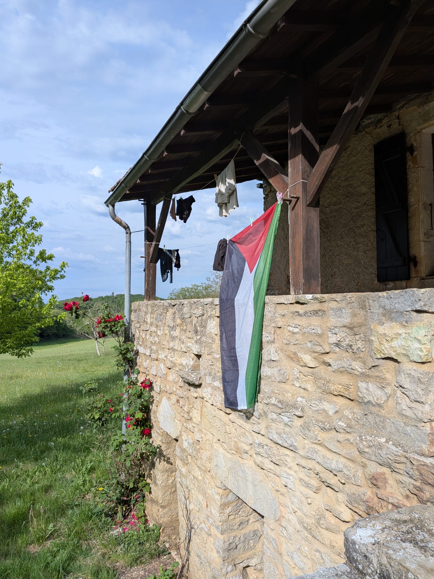 Fachada de piedra del Quercy de la casa-atelier NRG Luthier en Les Arques