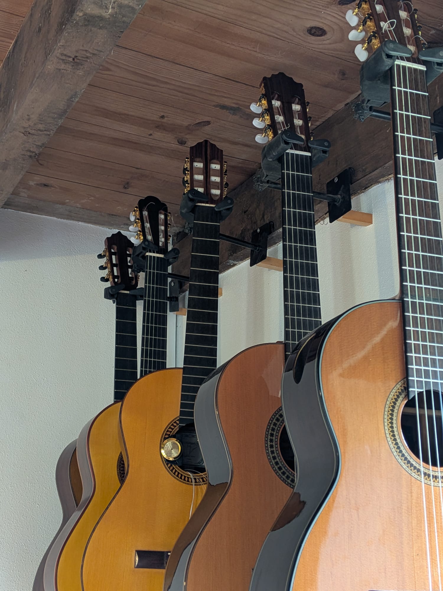 Detalle de guitarras clásicas hechas a mano en el atelier NRG Luthier