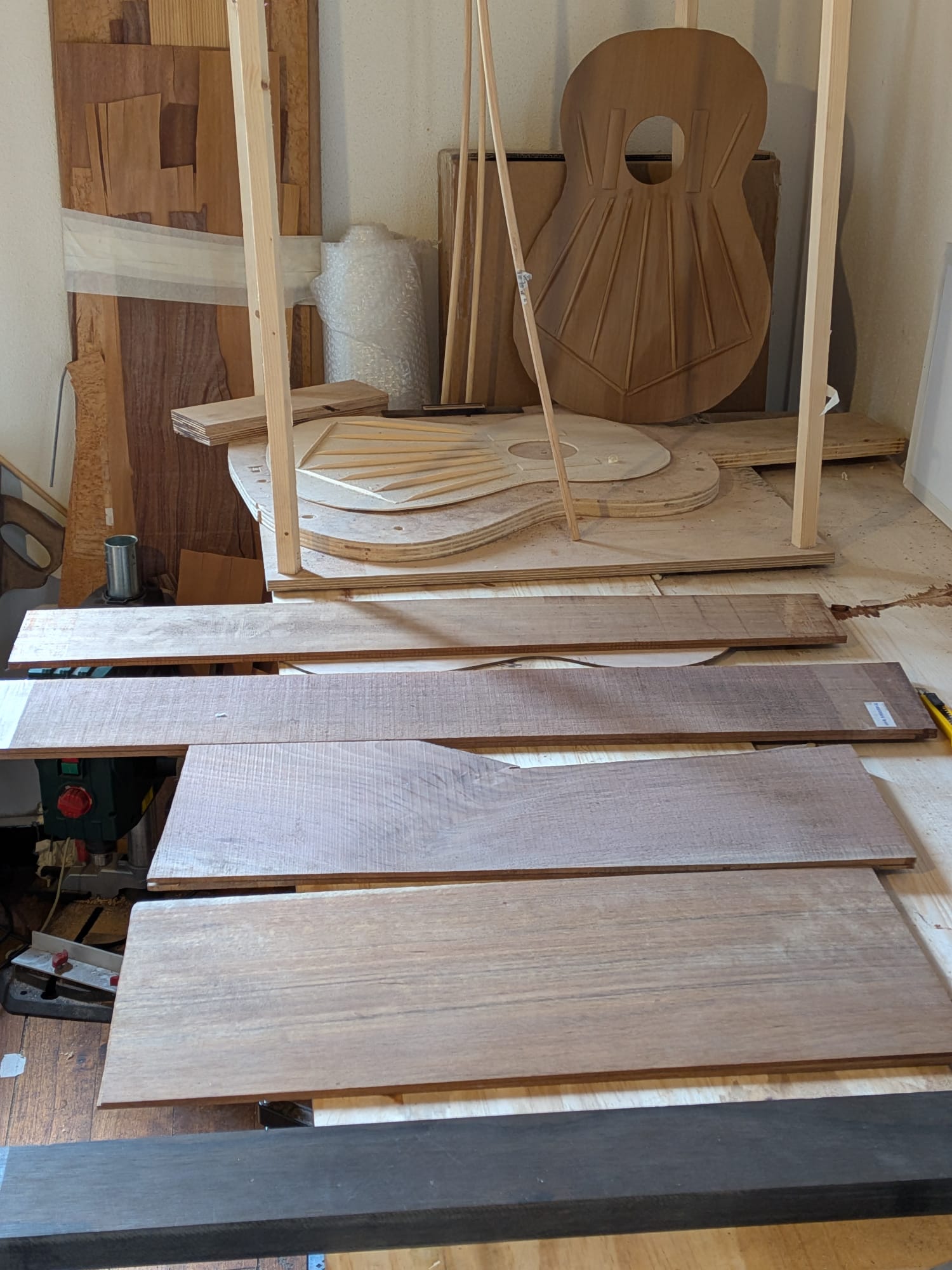 Maderas tonewood para construcción artesanal de guitarras en el atelier NRG