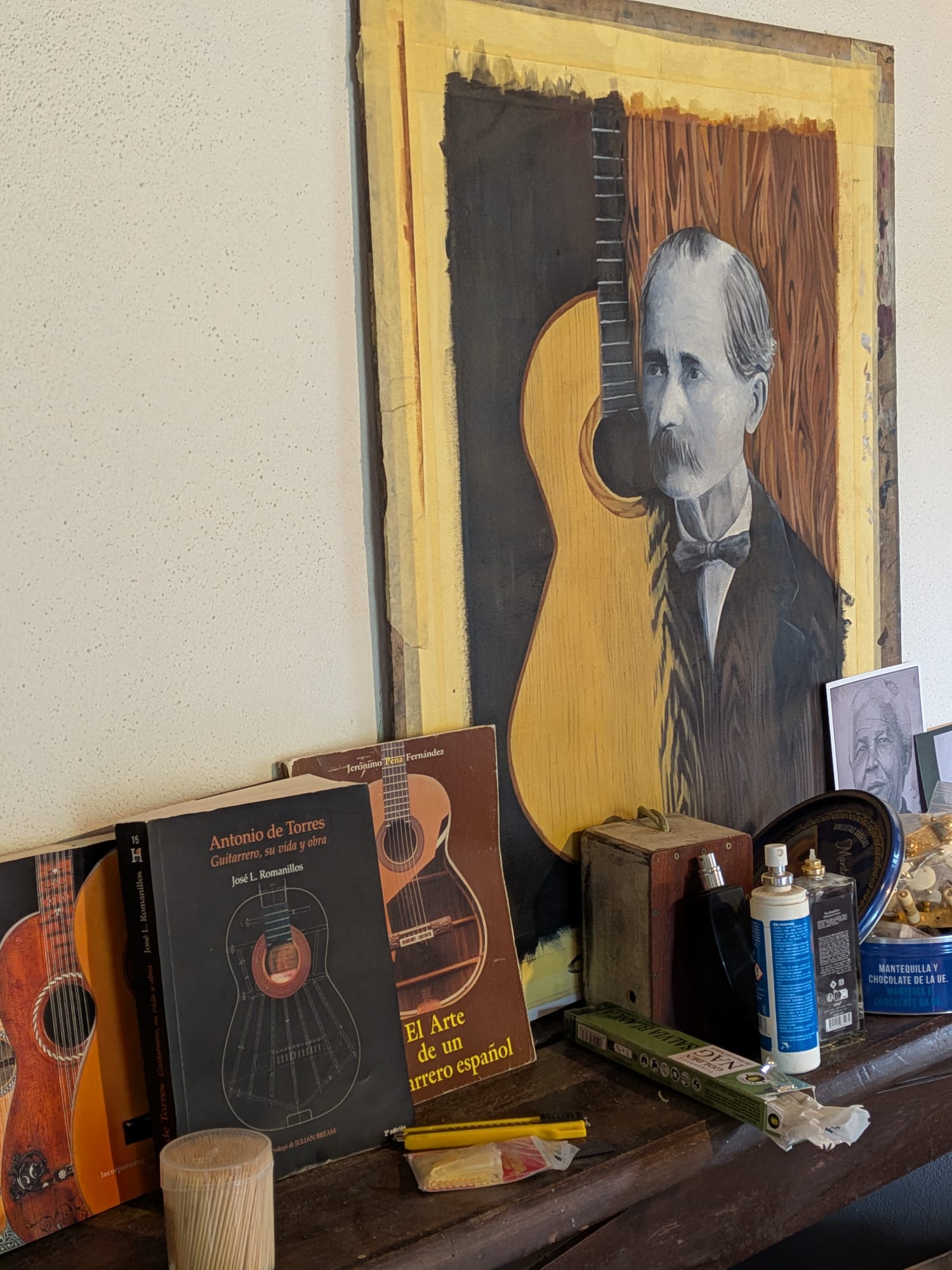 Retrato de Antonio de Torres junto a libros de luthería en el atelier NRG