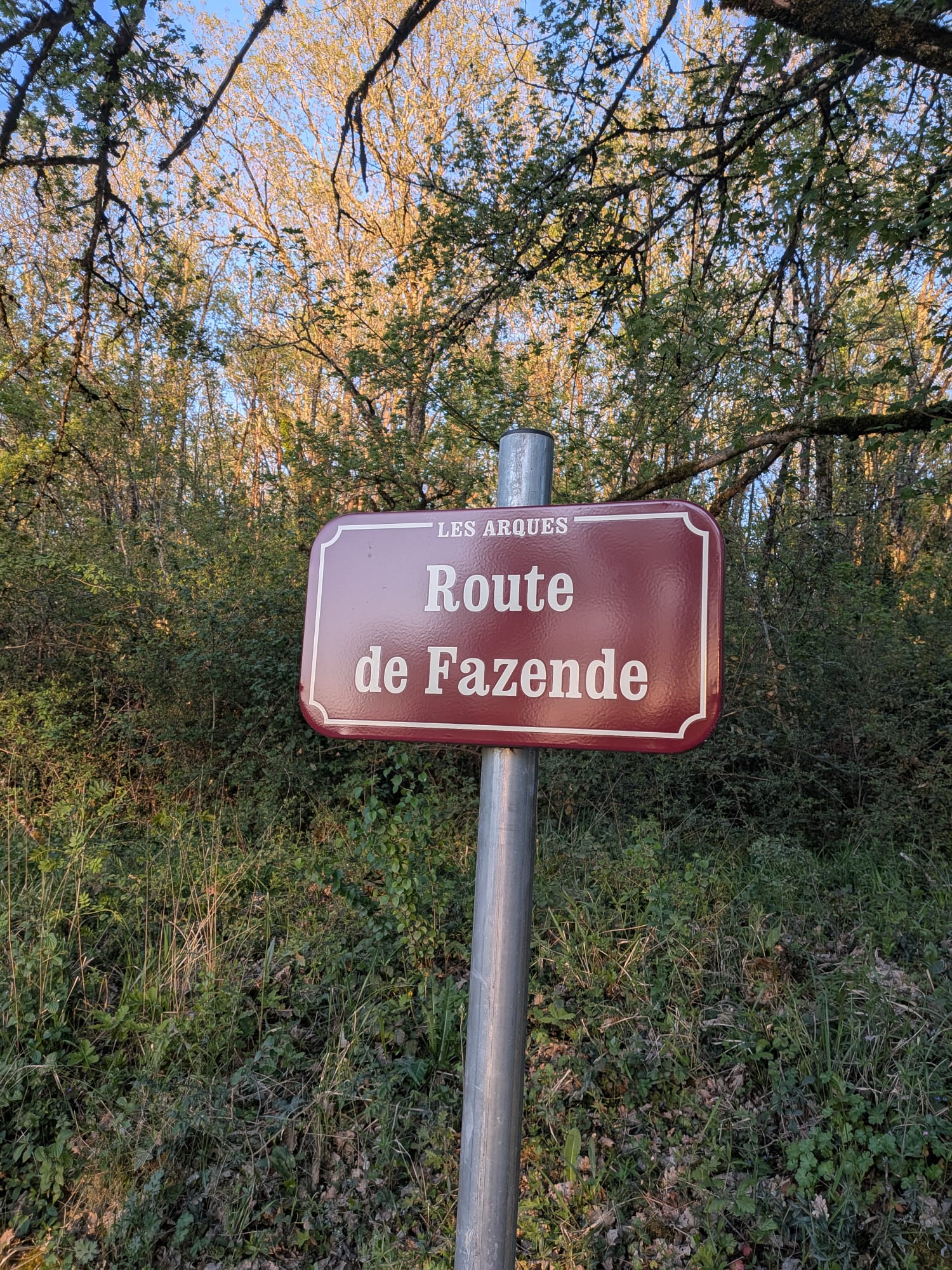 Cartel de Les Arques - Route de Fazende, ubicación del atelier NRG Luthier