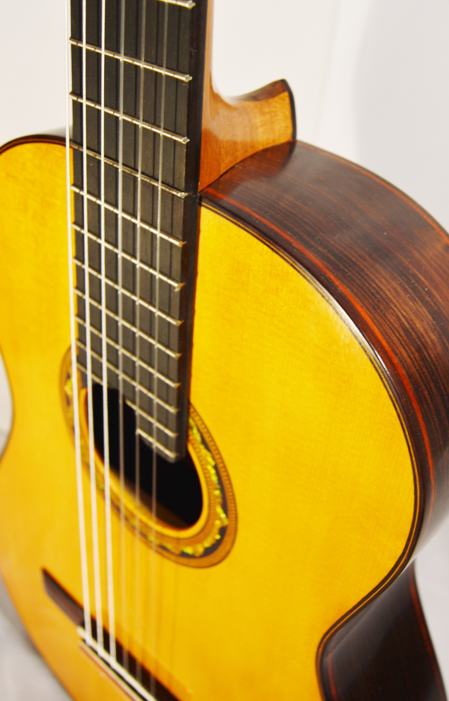 Tapa de abeto alemán guitarra clásica artesanal en proceso de construcción