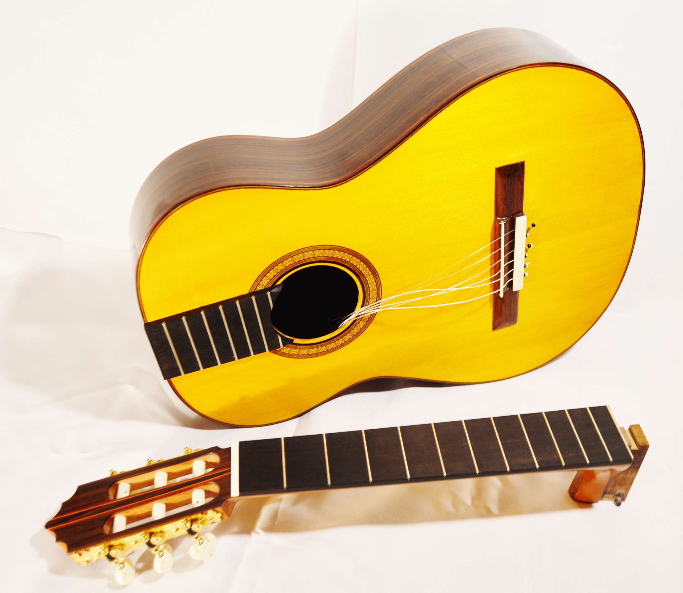 Ensamblaje de precisión sistema Pullaway guitarra clásica artesanal