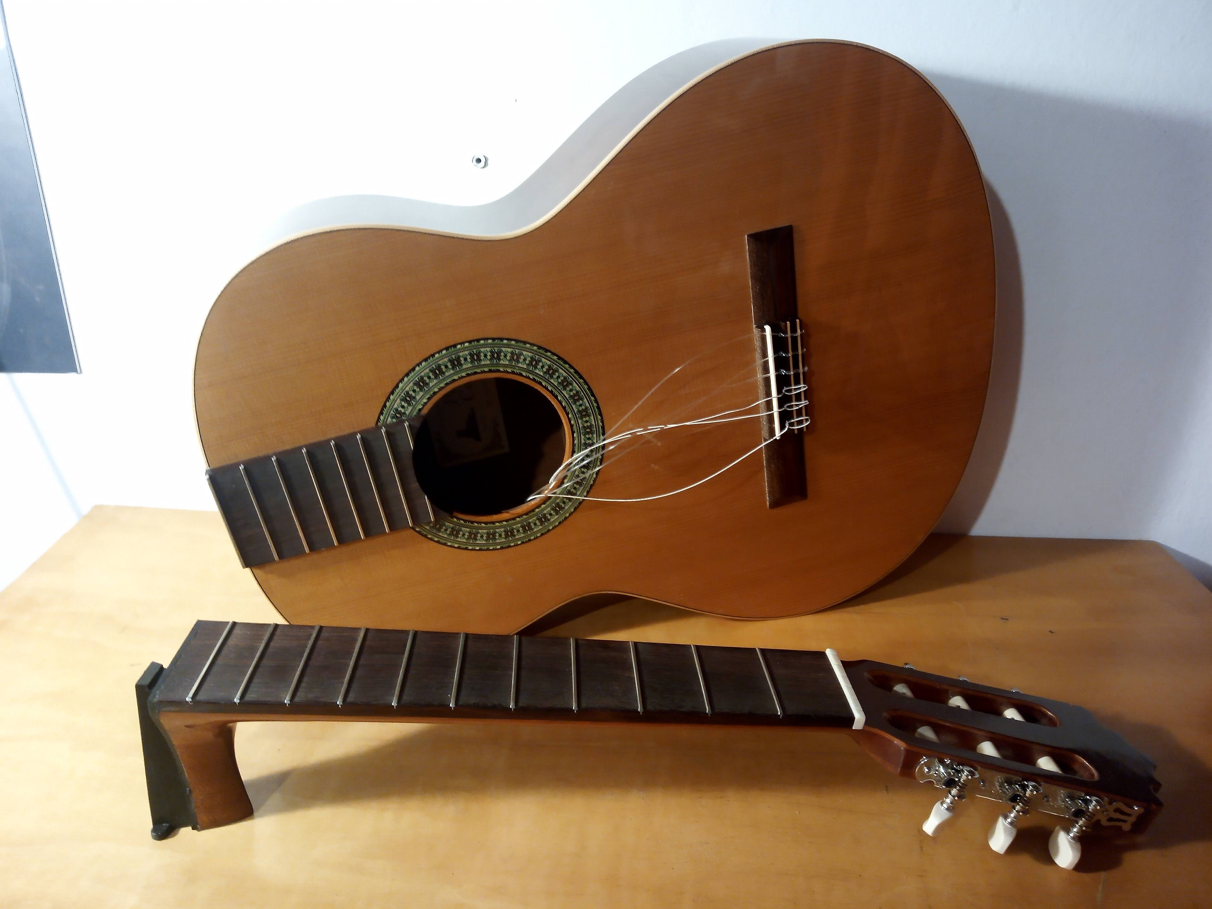 Vista frontal de una guitarra Pullaway desmontada, con el cuerpo y el mástil separados