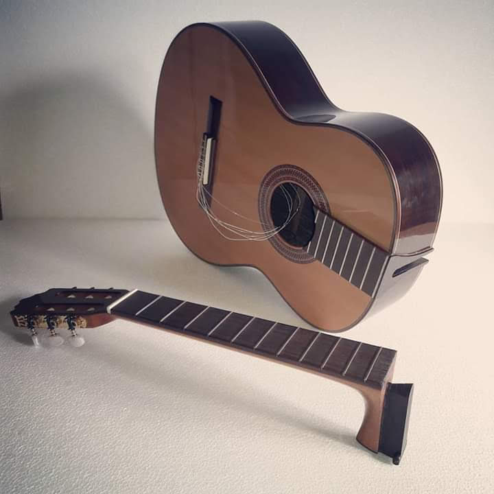 Guitarra Pullaway desmontada, apoyada sobre una superficie clara, mostrando el cuerpo y el mástil separados