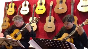 Guitarrista en concierto con guitarra Pullaway